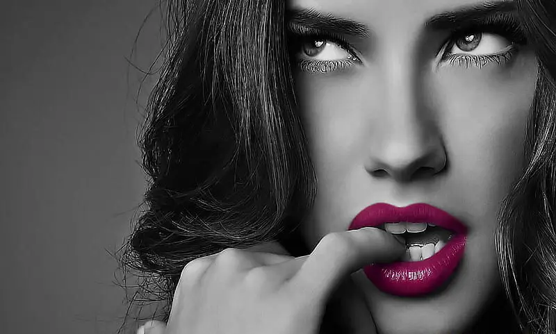 Compelling black and white portrait with vibrant pink lips, featured on armaninail.com, for all pages.